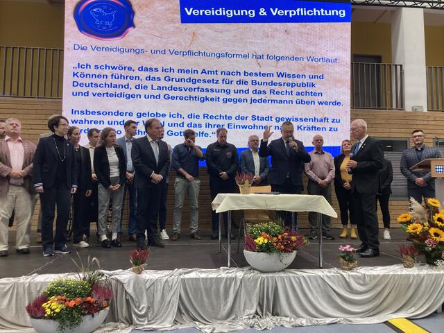 Flankiert vom Gemeinderat wurde Nico Morast als Oberbürgermeister vereidigt.  | Foto: ger