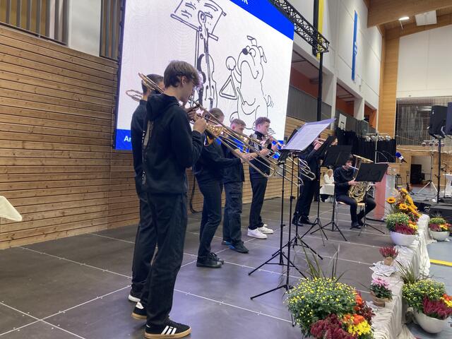 Ein Bläserensemble der Jugendmusikschule Bretten unter der Leitung von Stephan Arendt spielte "Eye of the tiger" und das Badnerlied. | Foto: ger