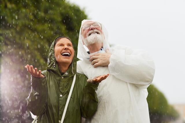 Egal bei welchem Wetter das Leben genießen! Dank einer bewährten Naturarznei mit Melisse sowie 12 weiteren Heilpflanzen lässt sich der Körper bei Erkältungen stärken. | Foto: stock.adobe.com/pressmaster