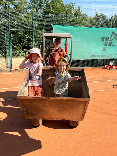 Auch die jüngsten Vereinsmitglieder halfen beim Aufräumen.  | Foto: Ralf Deininger