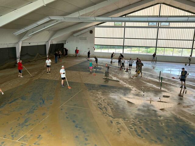 Auch hier räumten die Mitglieder nach Kräften gemeinsam auf.  | Foto: Ralf Deininger