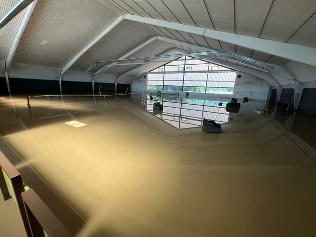 Die Tennishalle war ebenfalls überflutet.  | Foto: Ralf Deininger