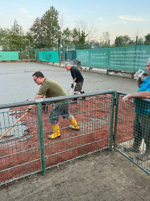 In Handarbeit entfernten Vereinsmitglieder den Schlamm. | Foto: Ralf Deininger