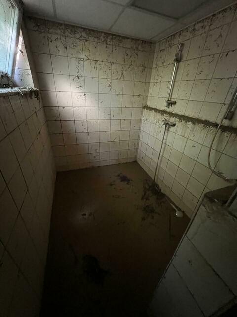 Duschen und Umkleiden im Keller des Clubhauses hat das Hochwasser völlig ruiniert.  | Foto: Ralf Deininger