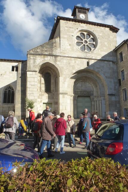 Die letzten Sonnenstrahlen auf dem Marktplatz in Natua.