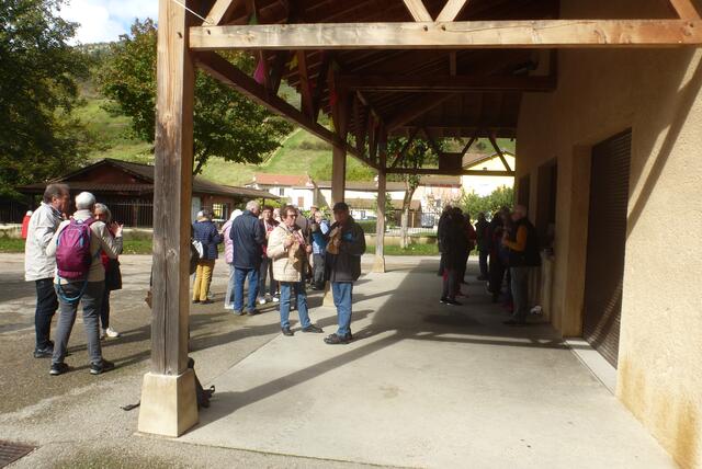 Baguette und Rotwein - das Mittagsmahl von der Hand.