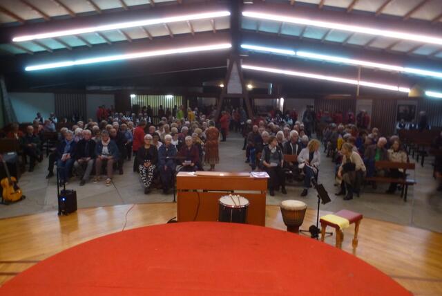 Warten auf den Auftritt der beiden Chöre.