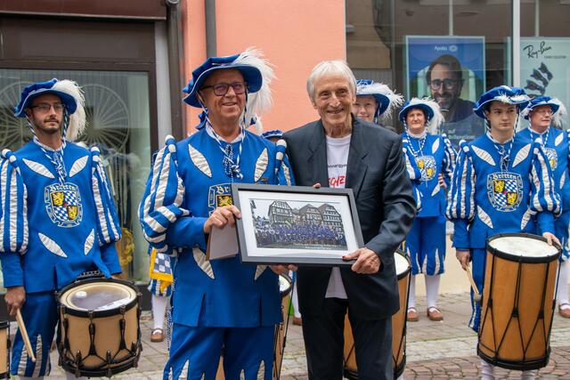 Gerhard Schwarz (links) und Peter Dick mit dem Gruppenfoto des Fanfarenzugs. | Foto: privat