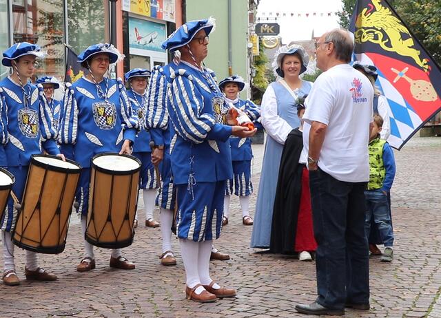 Erich Sachsenheimer (weißes T-Shirt) im Gespräch mit Gerhard Schwarz. | Foto: privat