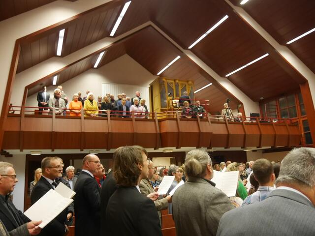 Kirchenraum und Empore voll besetzt. | Foto: -roal-©