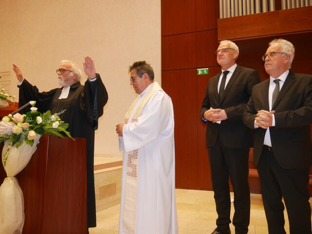 Pfr. Ralf Bönninger spricht den Schlusssegen. | Foto: -roal-©