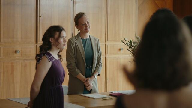 Anne-Kathrin Hönes als Standesbeamtin Sabine Häberle in der Serie „30 Tage Lust“. | Foto: Trimafilm/SWR