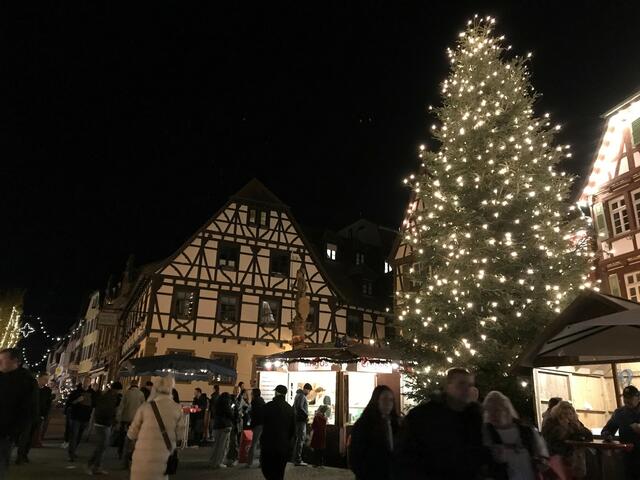 Der Marktplatz erstrahlt in vorweihnachtlichem Glanz. | Foto: kuna