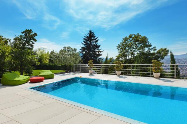 Ein Pool im eigenen Garten kann an heißen Sommertagen für ein ganz neues Lebensgefühl sorgen. | Foto: DJD/Pool-Systems.de/Alexandre Zveiger/Shutterstock