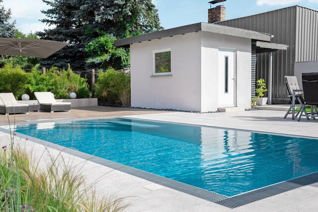 Wenig Aufwand und überschaubare Kosten: Fertigpools werden bereits vollständig montiert, verrohrt und verkabelt angeliefert. | Foto: DJD/Pool-Systems.de