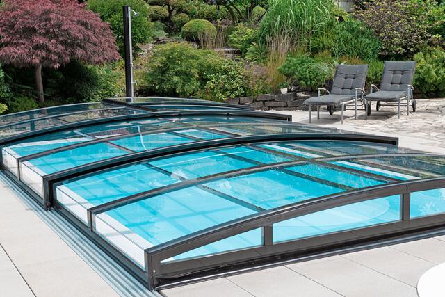 Wer seinen Pool abdeckt, reduziert die Wasserverdunstung und somit den Wasserverbrauch. Poolabdeckungen halten das Wasser auch wärmer, mit ihnen kann man die Saison verlängern und verhindern, dass Schmutz ins Wasser gelangt. | Foto: DJD/Pool-Systems.de
