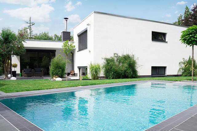 Ein eigener Pool lässt sich auf den meisten Gartengrundstücken realisieren. | Foto: DJD/Pool-Systems.de