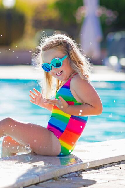 Wer im nächsten Sommer für die Familie eine Möglichkeit zum Abkühlen direkt vor der Haustür haben will, sollte den Pool rechtzeitig planen. | Foto: DJD/Pool-Systems.de/FamVeld/Shutterstock