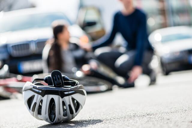 Oberste Priorität haben die Absicherung der Unfallstelle und Erste Hilfe. | Foto: DJD/DEVK/Kzenon - stock.adobe.com