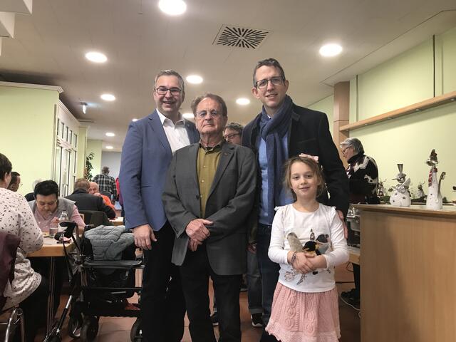 Oberbürgermeister Nico Morast, der Brettener Ehrenbürger Uli Lange und Martin Holler vom "Festival der guten Taten" mit seiner Tochter (von links). | Foto: kuna