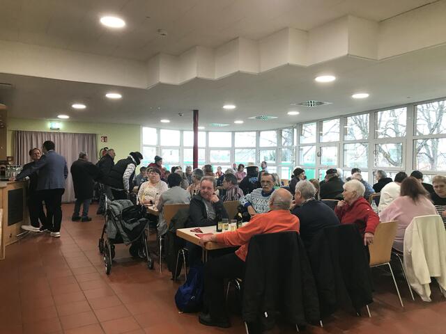 Das Festessen fand in diesem Jahr wieder im Foyer der Brettener Stadtparkhalle statt.  | Foto: kuna