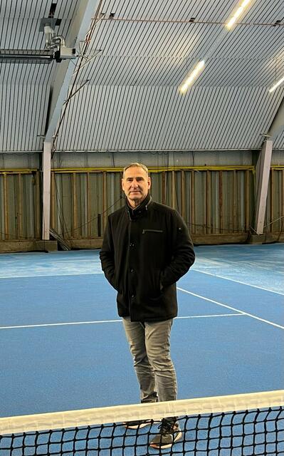 Ralf Deininger, Vorstand vom Tennisclub Grün-Weiß Gondelsheim in der renovierten Tennishalle. | Foto: Deininger