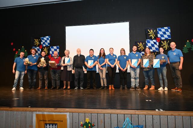 Links Andreas Lindenberger (2. Vorsitzender) mit allen geehrten