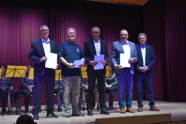 Jürgen Klein, Thomas Klein, Volker Hauk und Rainer Hauk (v. links) erhielten von Ralf Longerich (rechts) die silberne Ehrennadel des Bad. Fußballverbandes | Foto: FC Neibsheim