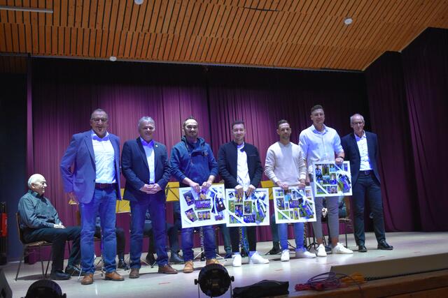 Artur Becker, Andreas Frank, David Bacher und Philipp Hauk (Mitte) spielen seit 10 Jahren für den FC Neibsheim | Foto: FC Neibsheim