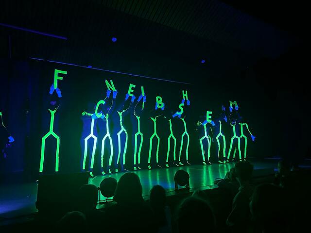 Das Damenteam mit einer heißen Schwarzlicht-Show | Foto: FC Neibsheim