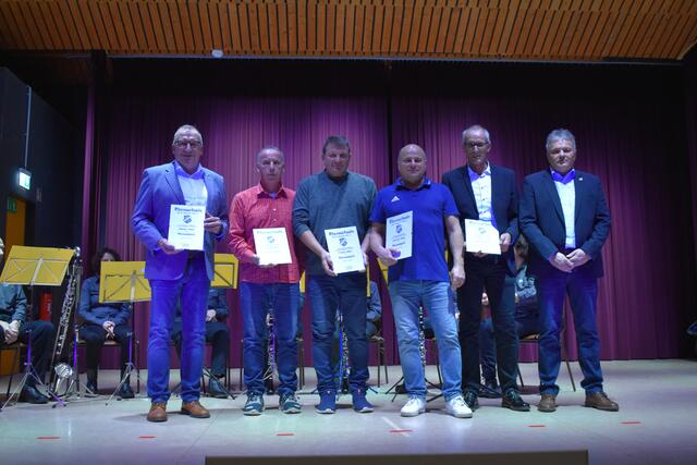 Rainer Hauk, Jürgen Merl, Frank Hiller, Jochen Haag und Volker Hauk (v. links) sind neue Ehrenmitglieder. Rechts Ralf Longerich, Vorsitzender des Fußballkreises Bruchsal | Foto: FC Neibsheim