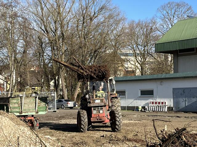 Alexander Gropp mit schwerem Gerät im Einsatz