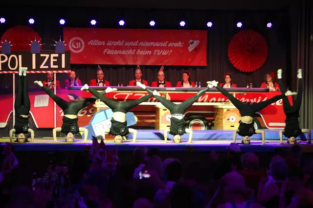 Die närrische Turnriege steht Kopf! | Foto: Bernd Liebe