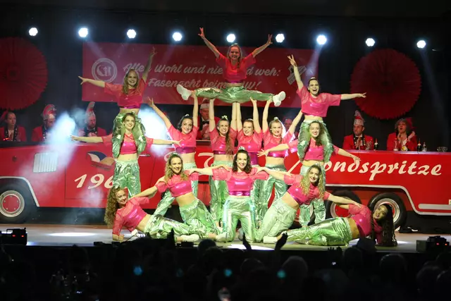 Die Tanzgruppe "Next Generation" kann nicht nur hervorragend tanzen, die Mädels sind auch noch fotogen.  | Foto: Bernd Liebe