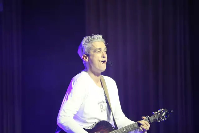 Ein Wössinger Bu bei der Arbeit: Wolle Becker mit seiner Gitarre | Foto: Bernd Liebe
