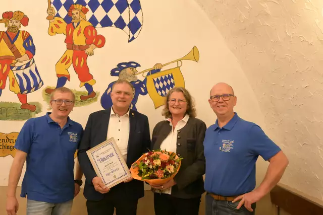 Martin Wolff mit Ehefrau Elke, sowie Andreas Lindenberger (links) und Gerhard Schwarz (rechts) | Foto: Lolita Groß