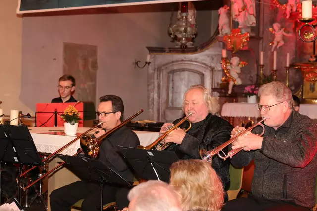 Als weiterer Solist nahm Reinhold Friedrich (Mitte) in den Reihen des Orchesters Platz. | Foto: Patrick Pompinon