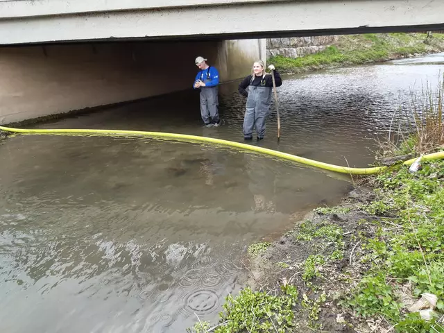 Anglerhosen machen das Stehen im Wasser möglich | Foto: Heidi Leins