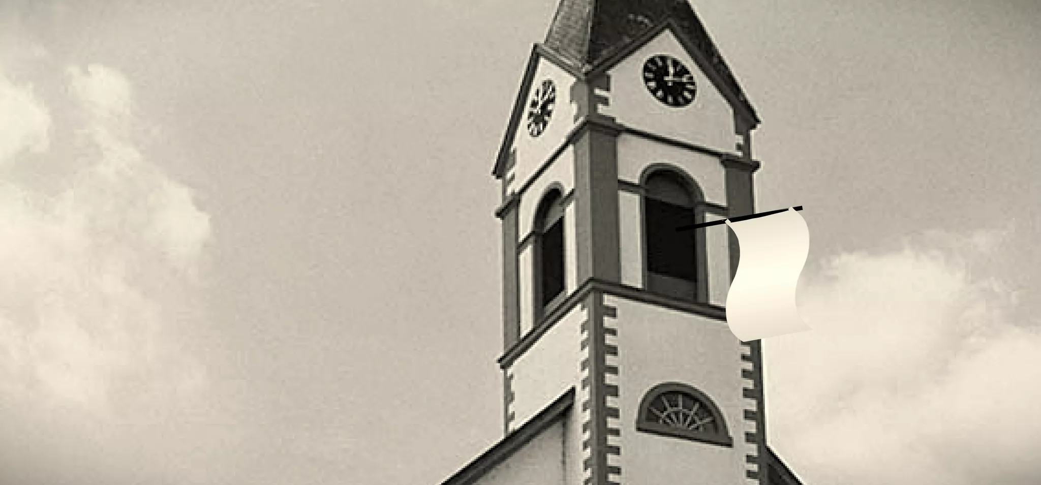 Ein Gedenkgottesdienst zum 80. Kriegsende: Die weiße Fahne am Kirchturm