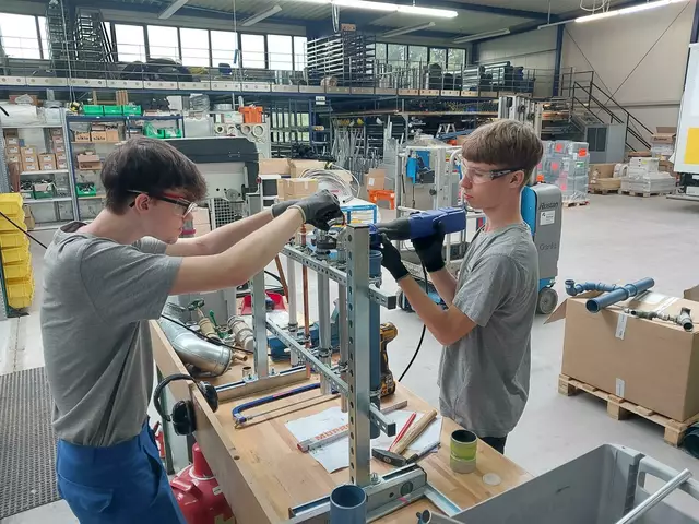 Praktische Übungen an der Werkbank: Die Azubi-Crashkurs-Woche bei Rostan setzt auf Teamgeist und Fachwissen. | Foto: Rostan