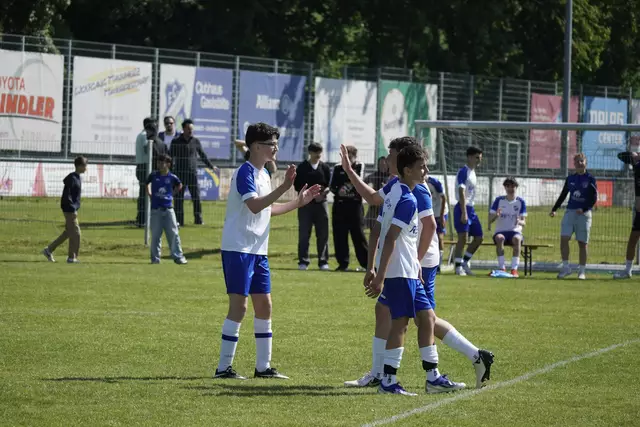 Julian Albert (Mitte) trifft für die B-Jugend | Foto: Marvin Westermann