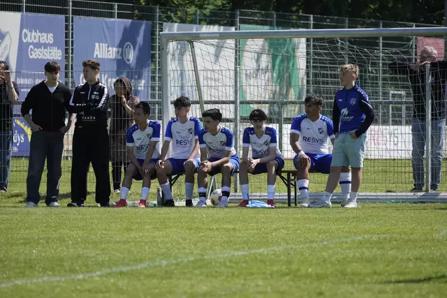 prall gefüllte Auswechselbank der B-Jugend | Foto: Marvin Westermann