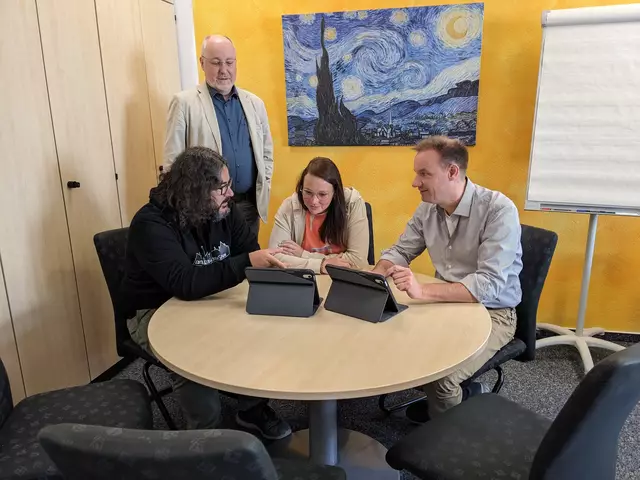 Schulleiter Daniel Krüger bespricht mit Mitgliedern der Arbeitsgruppe das pädagogische Konzept der Tablet-Klasse | Foto: nat.