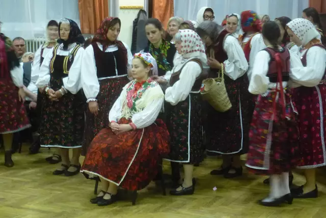 Kopfbedeckung der Braut wird mit Kopftuch der Ehefrau getauscht. | Foto: Leins