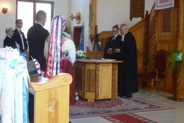 Eheversprechen in der reformierten Kirche in Hidas | Foto: Leins