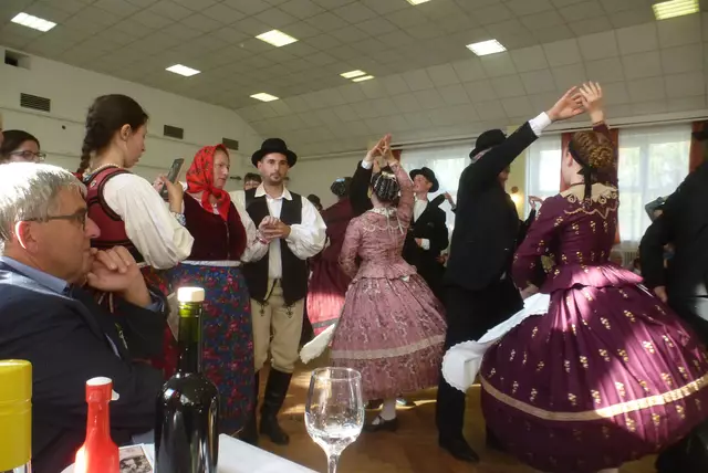 Farbenprächtige Trachten | Foto: Leins