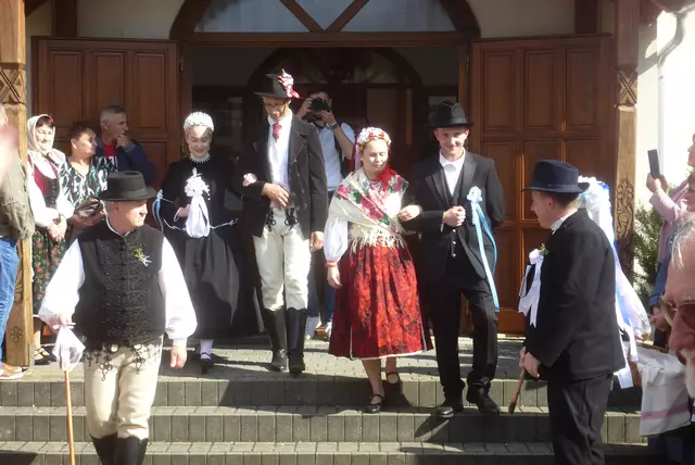 Die Brautpaare verlassen die Kirche | Foto: Leins