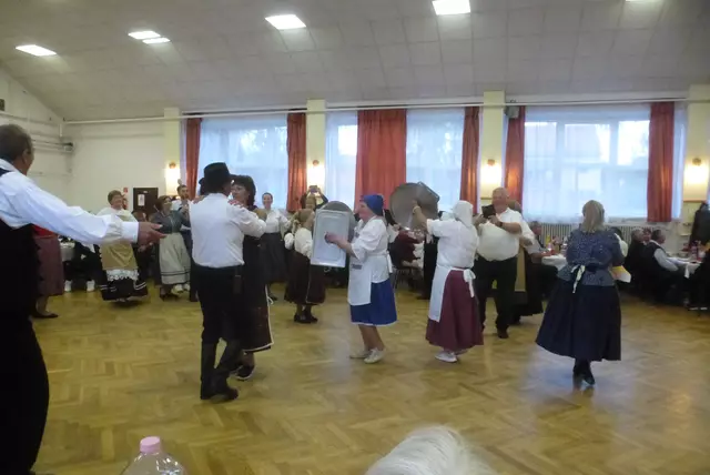 Tanz des Küchenpersonals mit allem, was Lärm macht. | Foto: Leins