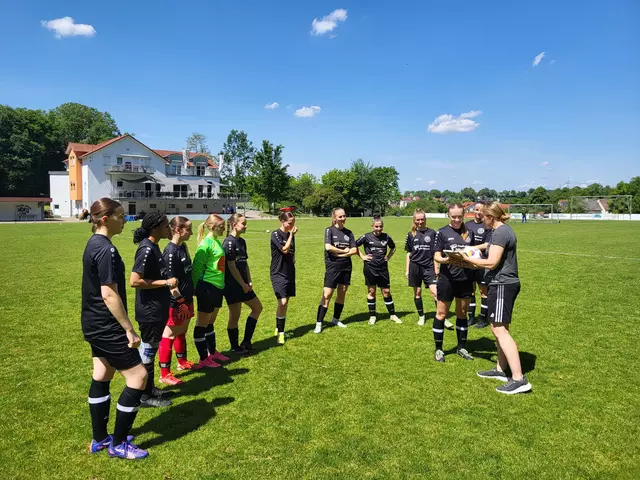Bild (SVB): Ehrung der B-Juniorinnen durch den Badischen Fußballverband für die Meisterschaft.