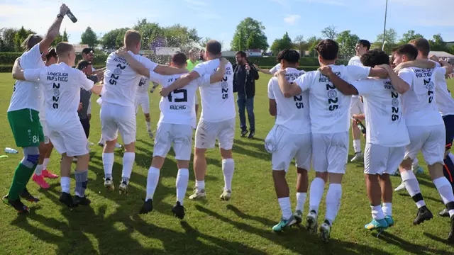 Archivbild: (SV Kickers Büchig) Jubel beim SVB nach dem gewonnenen letzten Spiel. | Foto: .